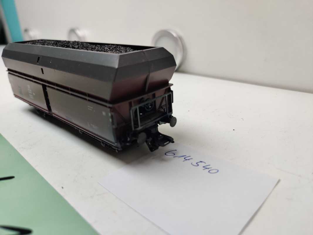Roco H0 AC 614 540 / vierachsiger Großraum-Selbstentladewagen / NEM / DB / Ladegut Kohle