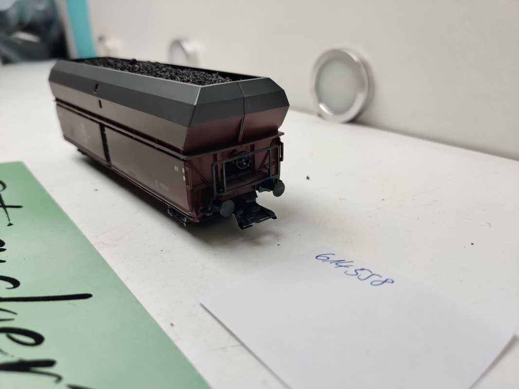 Roco H0 AC 614 558 / vierachsiger Großraum-Selbstentladewagen / NEM / DB / Ladegut Kohle