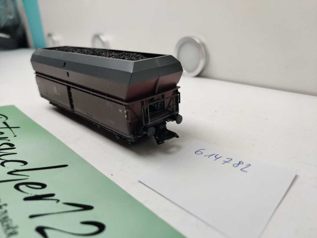 Roco H0 AC 614 782 / vierachsiger Großraum-Selbstentladewagen / NEM / DB / Ladegut Kohle