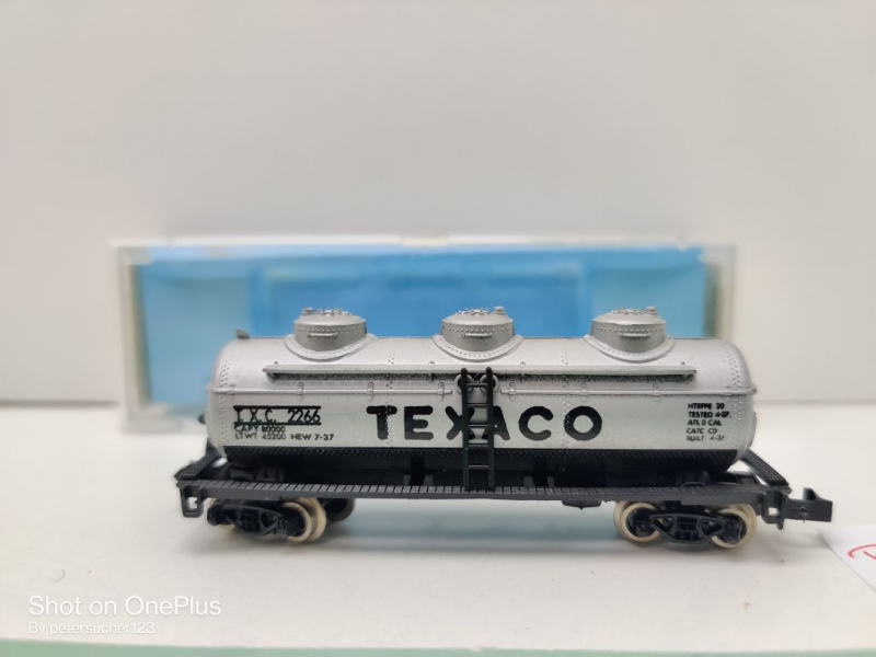 Spur N DC US-Kesselwagen "Texaco" / 3 Dome / 4-achsig / T.X.C. 2266 / Ersatz-VP
