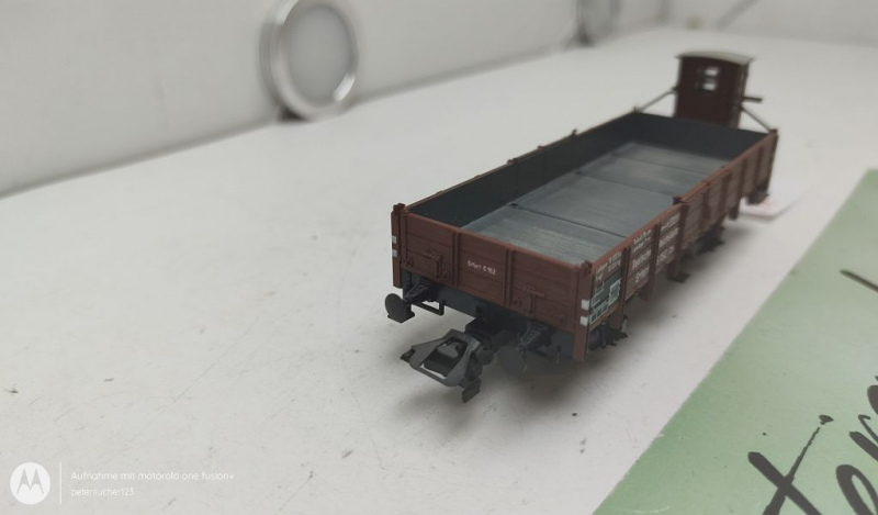 Trix H0 AC 23588 Niederbordwagen ohne Rungen mit Bremserhaus / NEM / DRG