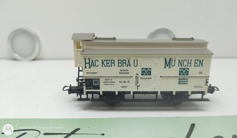 Trix H0 AC 3646 gedeckter Güterwagen mit Bremserhaus "Hackerbräu" / DRG