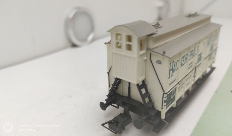 Trix H0 AC 3646 gedeckter Güterwagen mit Bremserhaus "Hackerbräu" / DRG