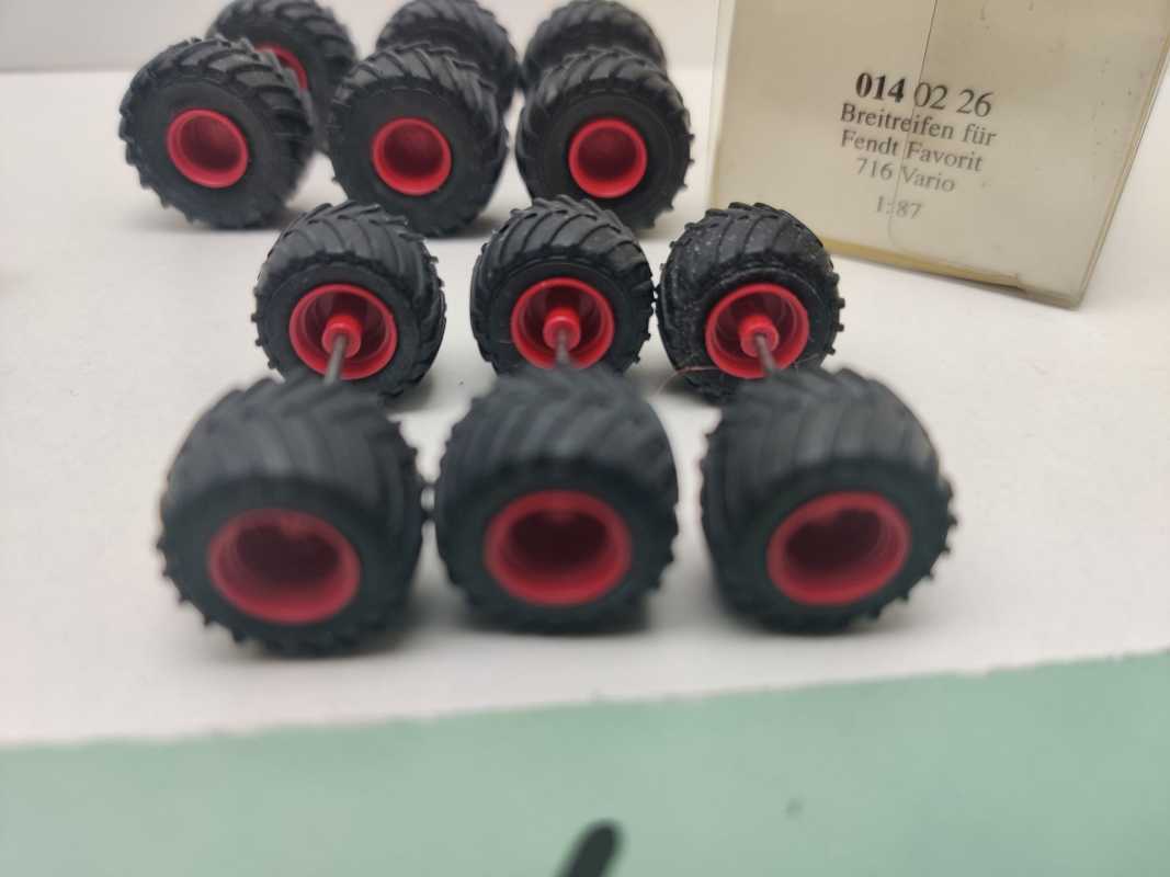 Wiking H0 014 02 26 Breitreifen Fendt Favorit 716 Vario 3x rot 1x grau / 1:87 / OVP