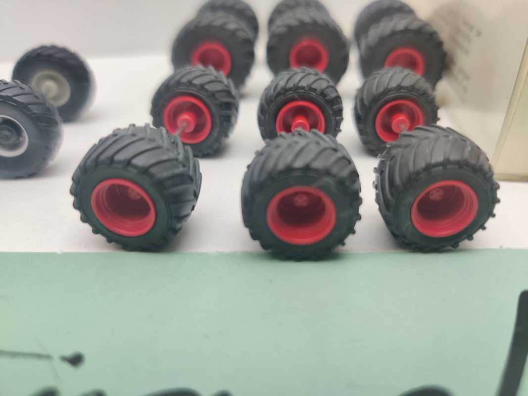 Wiking H0 014 02 26 Breitreifen Fendt Favorit 716 Vario 3x rot 1x grau / 1:87 / OVP